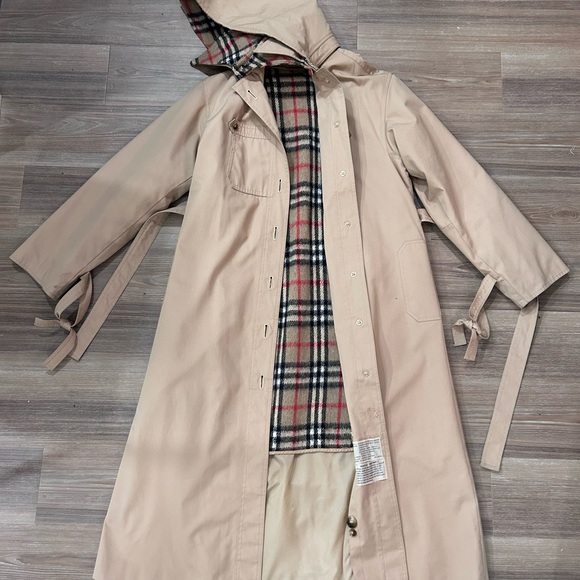 Vintage Trenchcoat size 11/12 lined. - Picture 3 of 10